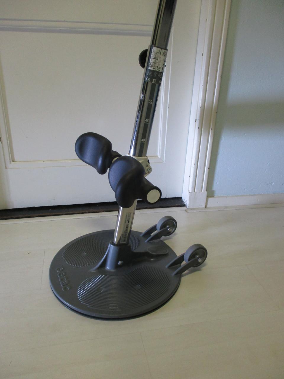 Etac sta op hulp voor tranfer van bed naar rolstoel naar stoel zie YOU TUBE