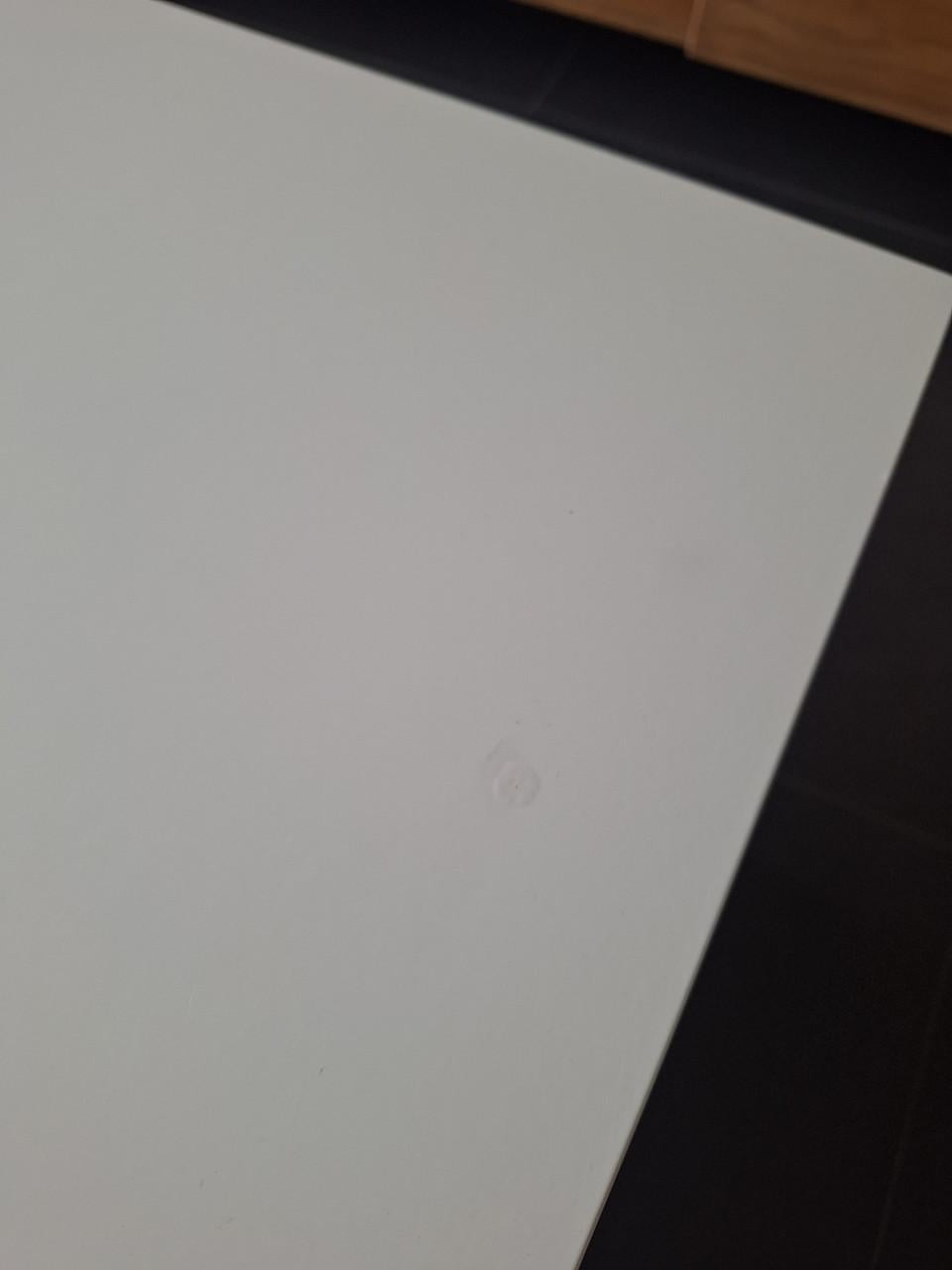 Twee witte salon tafeltjes