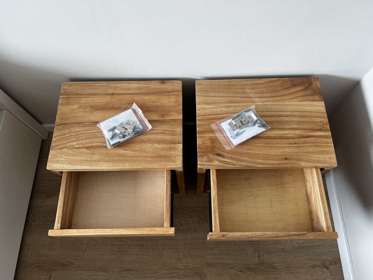 Houten nachtkastjes zwevend