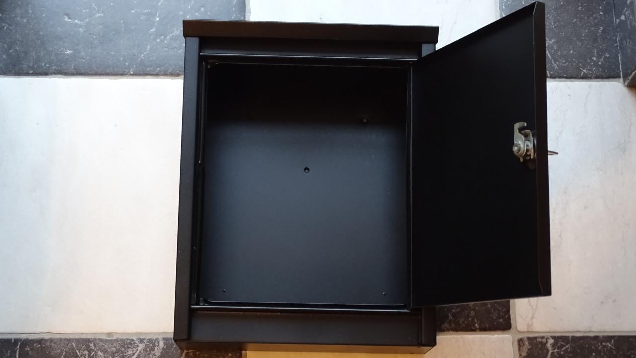 Metalen brievenbus in de kleur zwart, incl. slot + sleutel.