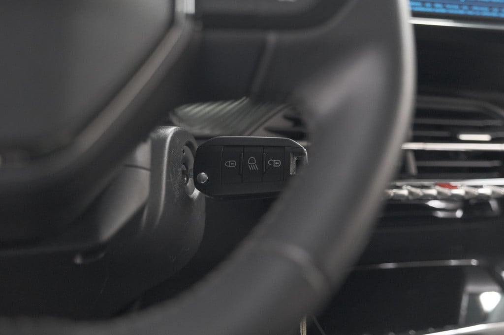 Peugeot 2008 puretech 102 allure pack | allseason banden | parkeersensoren 