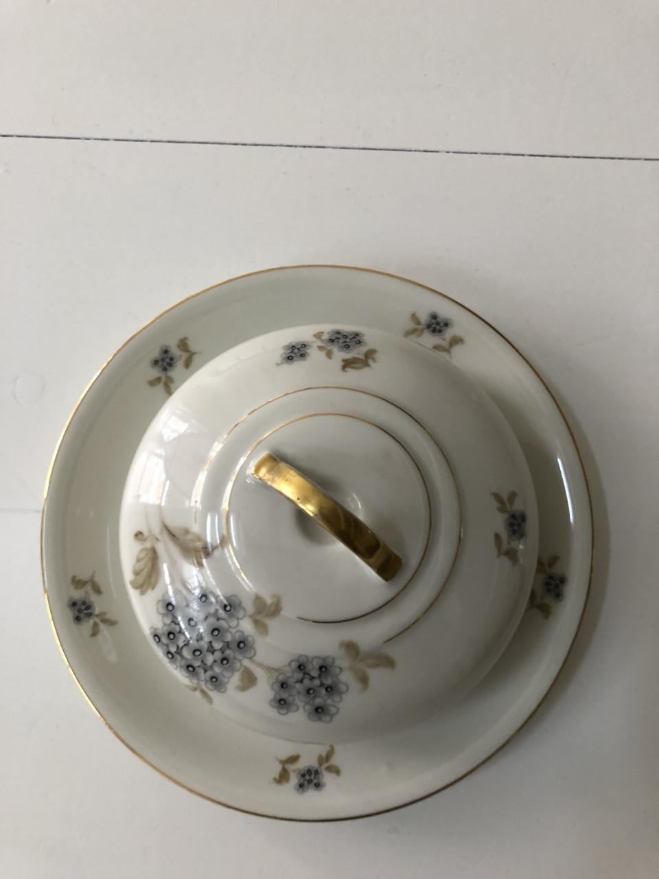 Mooie brocante botervloot met bloemmotief en gouden details