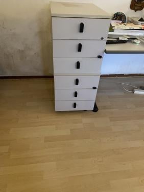 Bureautafels, ladekastjes, hoekbureau’s