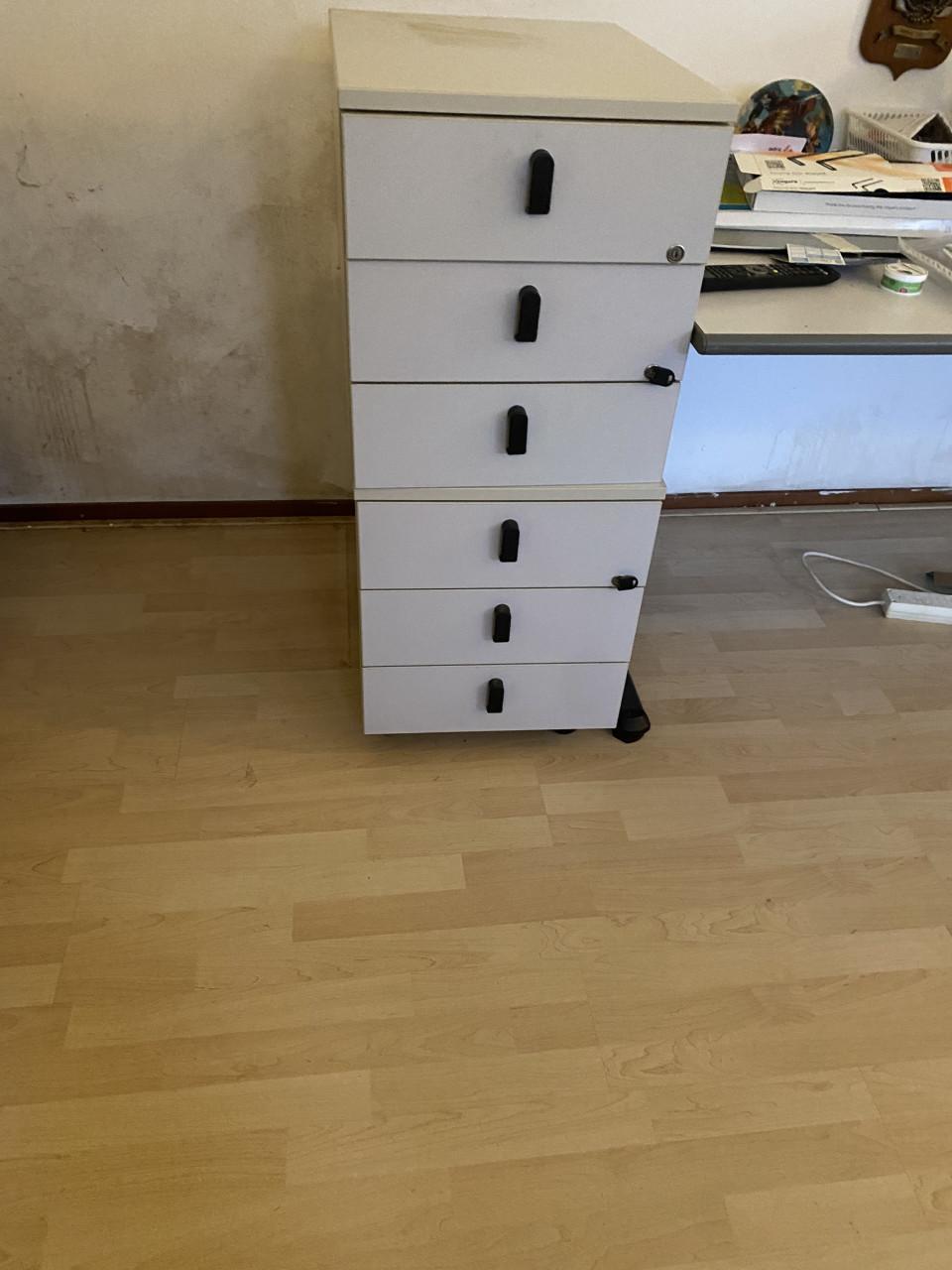 Bureautafels, ladekastjes, hoekbureau’s