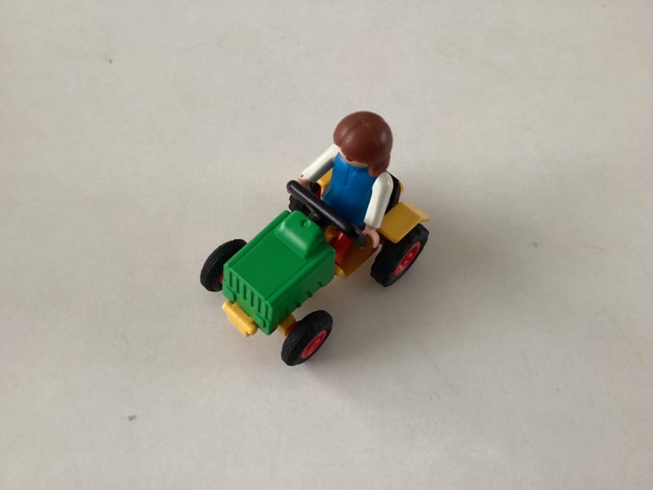 Playmobil. Klein. 20 poppetjes, 3 paarden, hond en kat, traktor, sportwagen