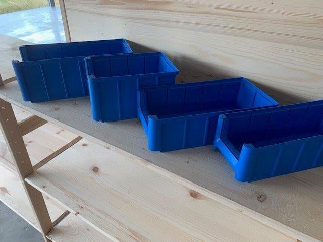 Nieuwe kunststof magazijnbakjes in diverse maten .