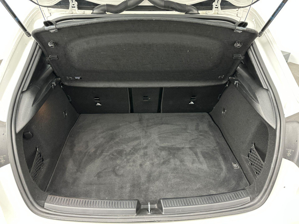Mercedes-Benz A-Klasse 180 amg pano sfeer keyless camera btw