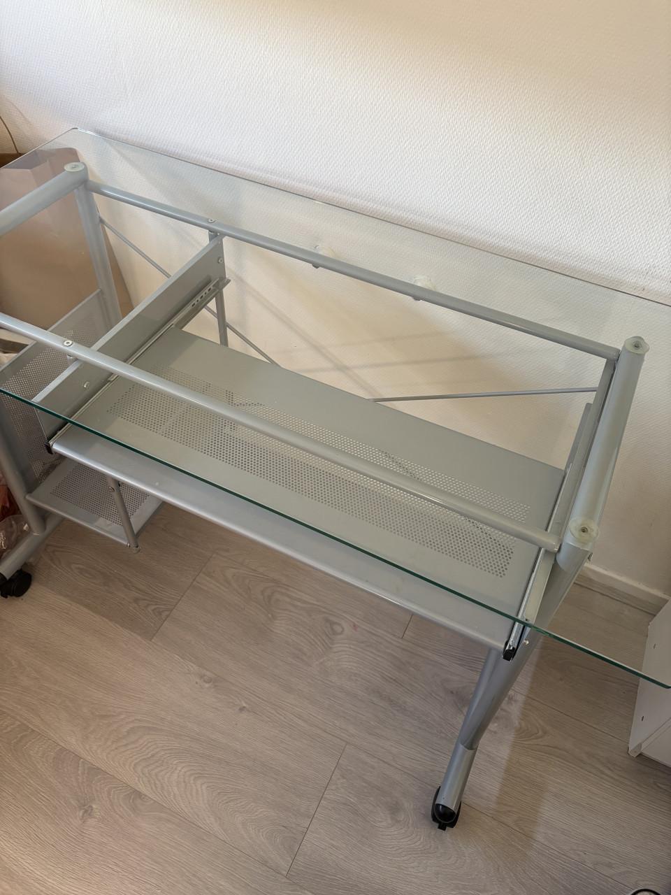 Bureau met glas