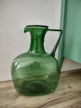 Prachtige, grote groene vaas. Groene glazen kan, 38 cm hoog.