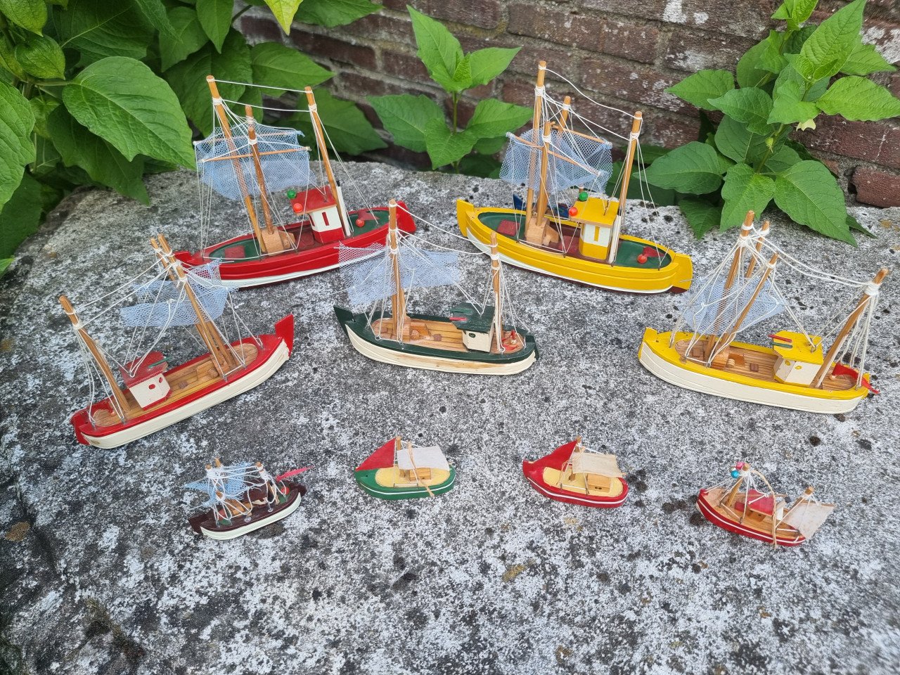 9 houten vissersbootjes