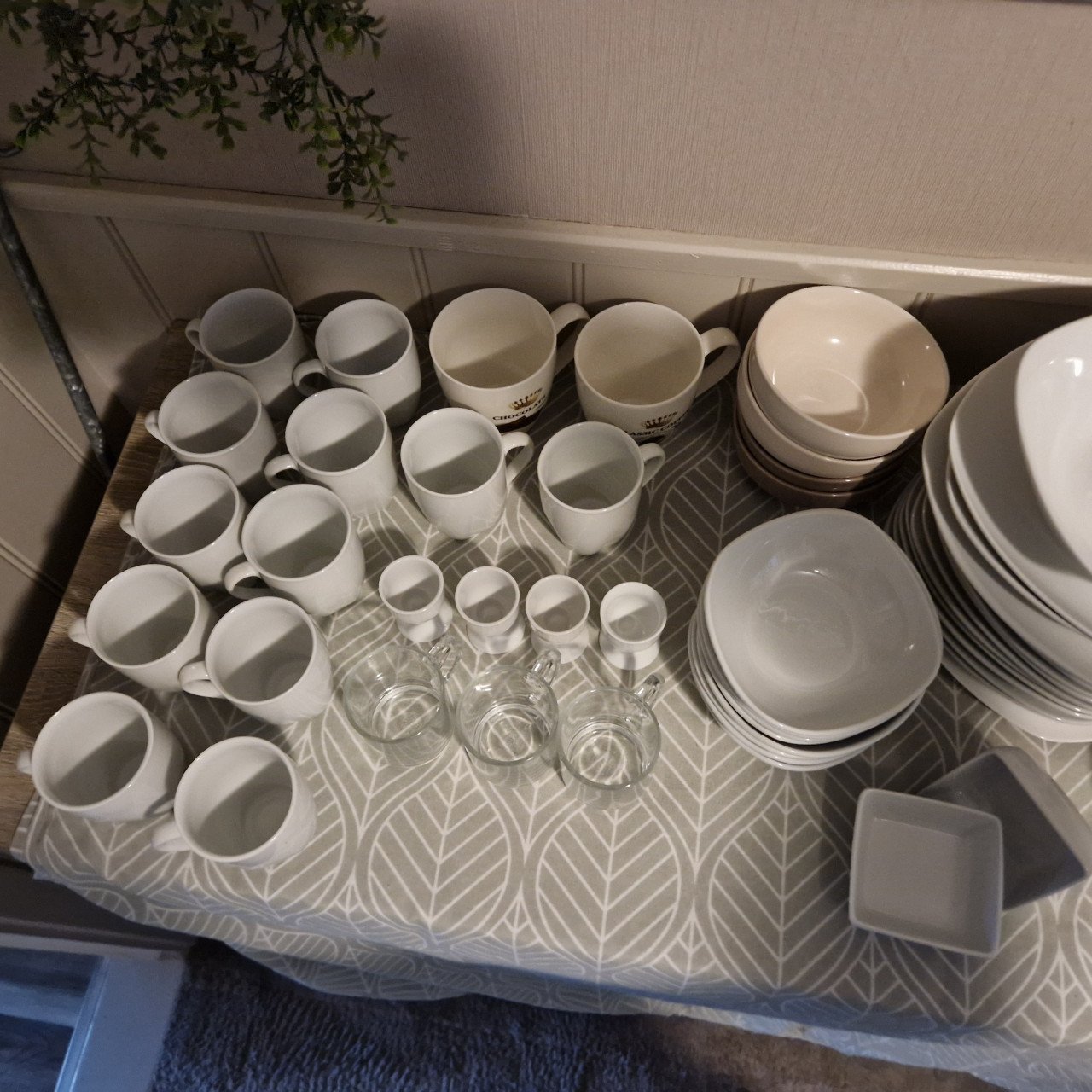 Wegens andere kleur witte borden schalen bekers