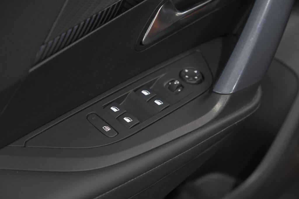 Peugeot 2008 puretech 130 allure pack | trekhaak | adaptieve cruise control