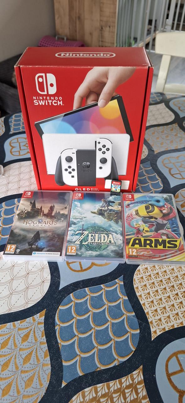 Nintendo Switch Oled wit + hoes en 4 spellen