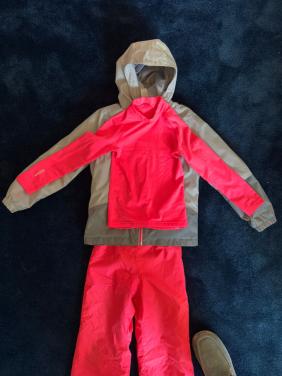 Complete kinderski-set: skijas (8 jr) + skibroek & ski-shirt (6 jr) – €25