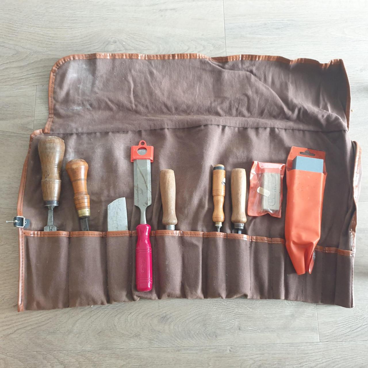 Nostalgische opgerolde stoffen gereedschapshoes met 6 beitels en slijpsteen