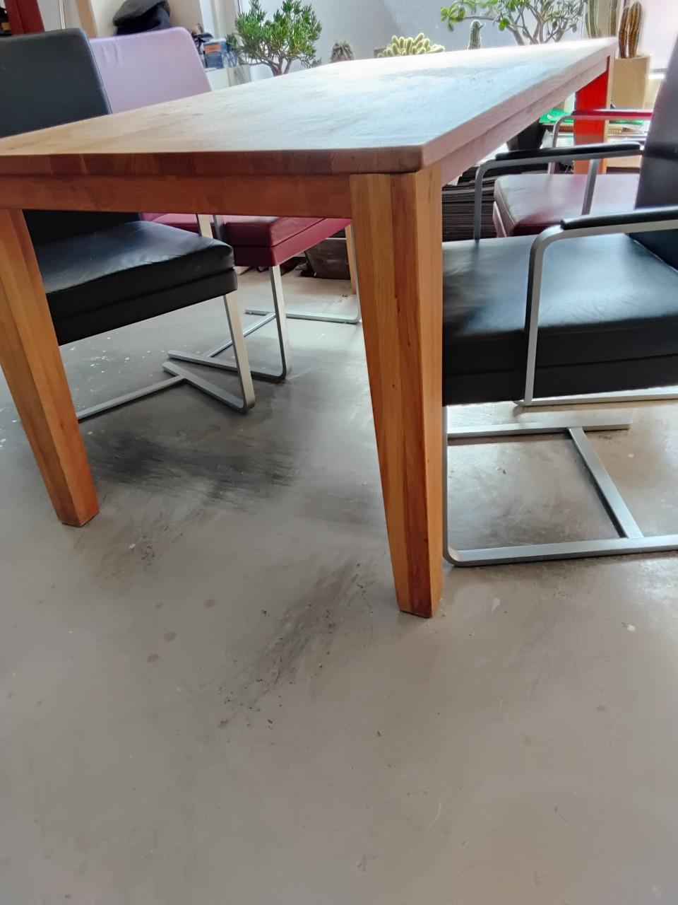 Mooi kwaliteit eiken eettafel met Hulsta leren stoel