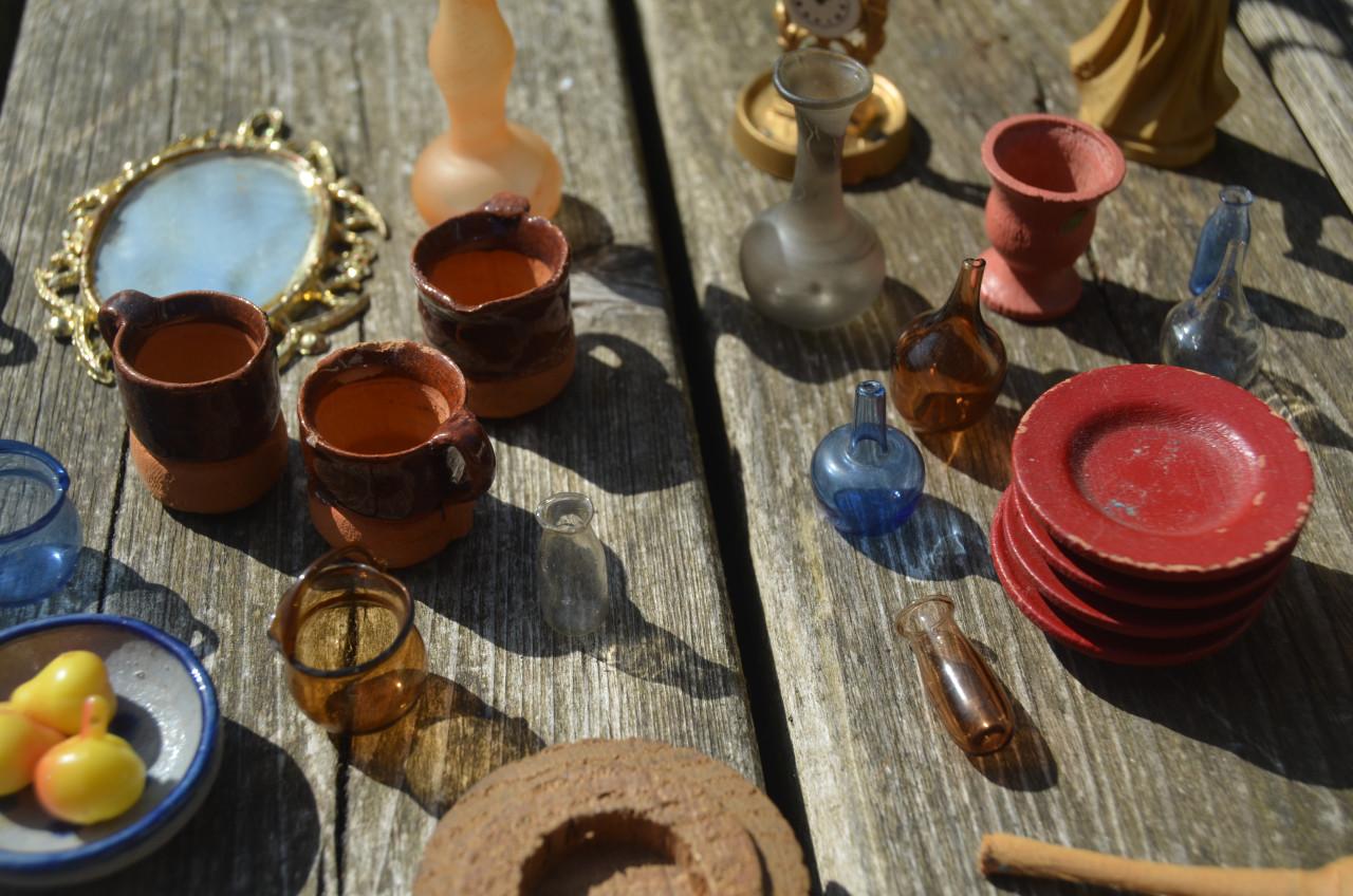 Diverse poppenhuis spulletjes