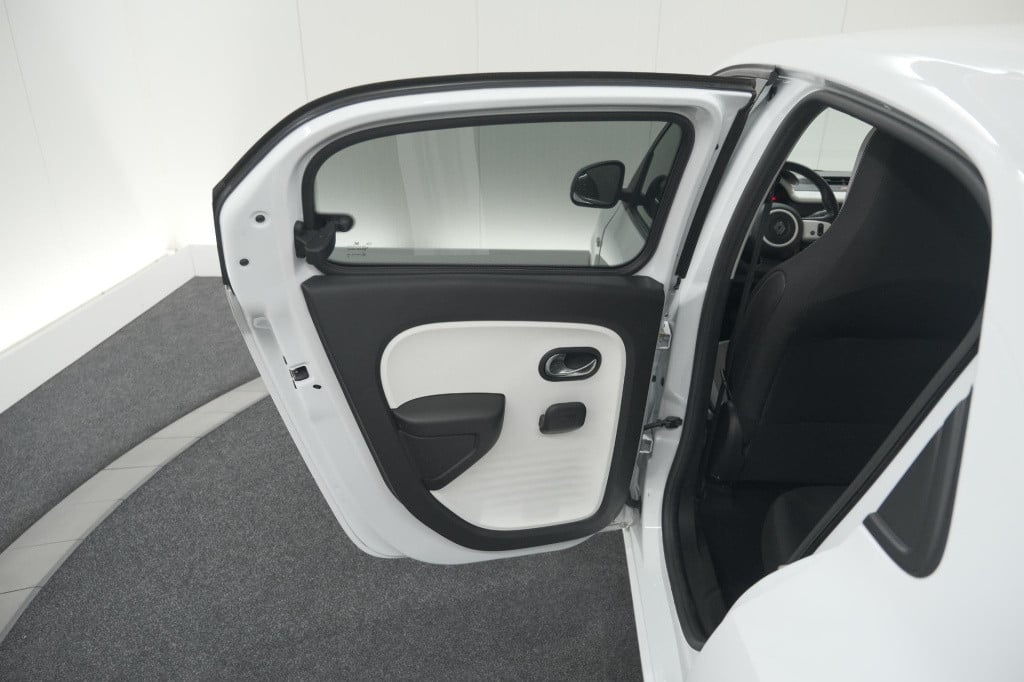Renault Twingo sce limited | parkeersensoren | bluetooth | airco | 15 inch 