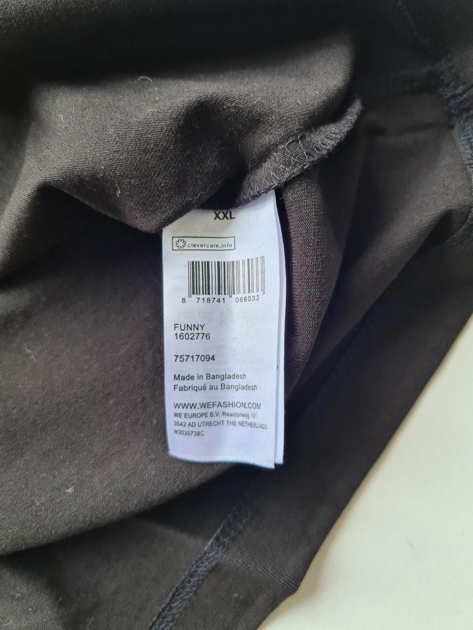 Nieuw, alleen gewassen zwart V-hals T-shirt van de WE in maat XXL.