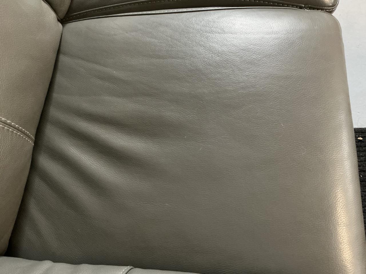 Vrijwel ongebruikte leren 2 zitbank met hocker