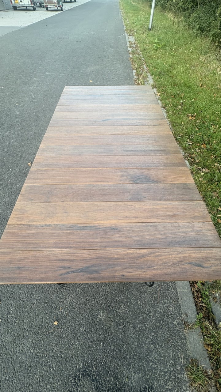 Binnen of buiten tafel met gietijzer onderstel