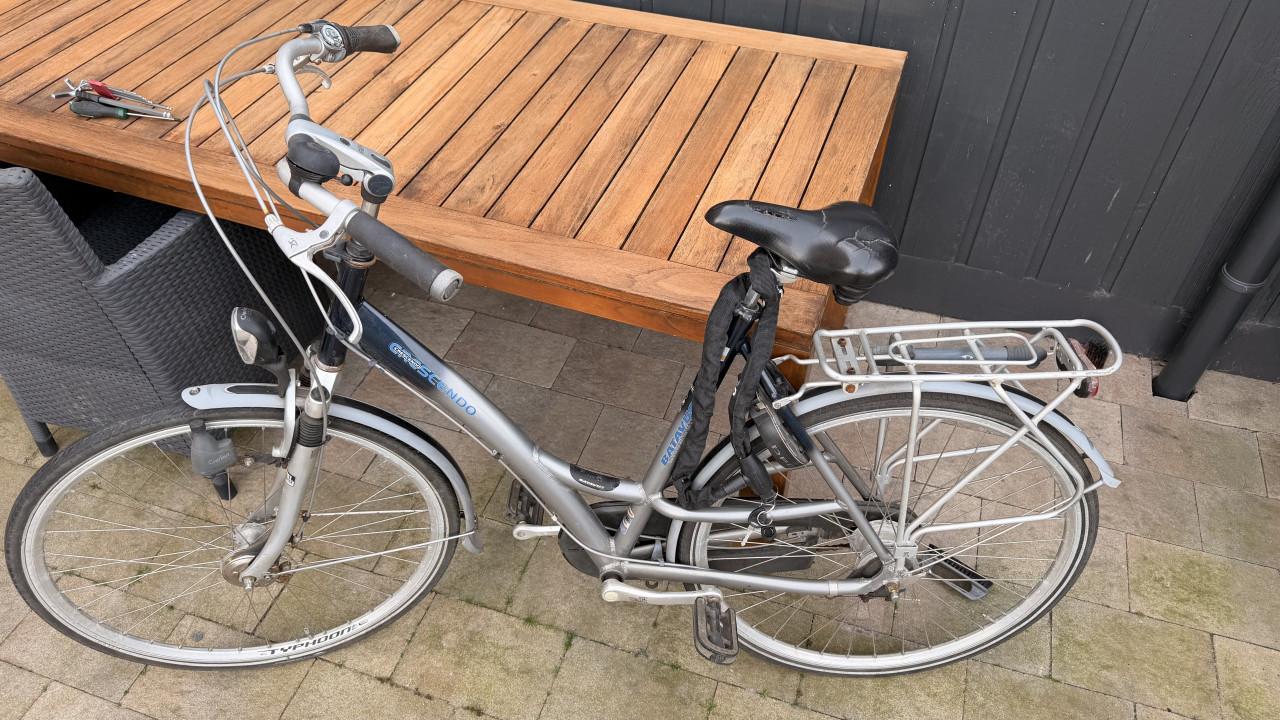 Dames stationsfiets Batavus met zwaar kettingslot