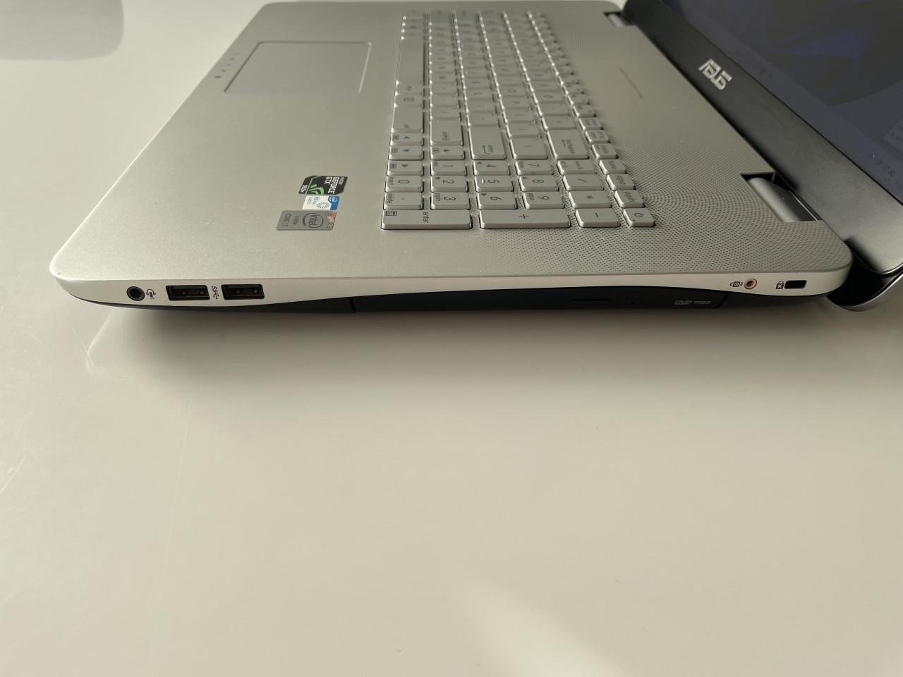 Asus 17.3 inch - Game laptop Windows 11 i7 SSD Office Illustator Muis