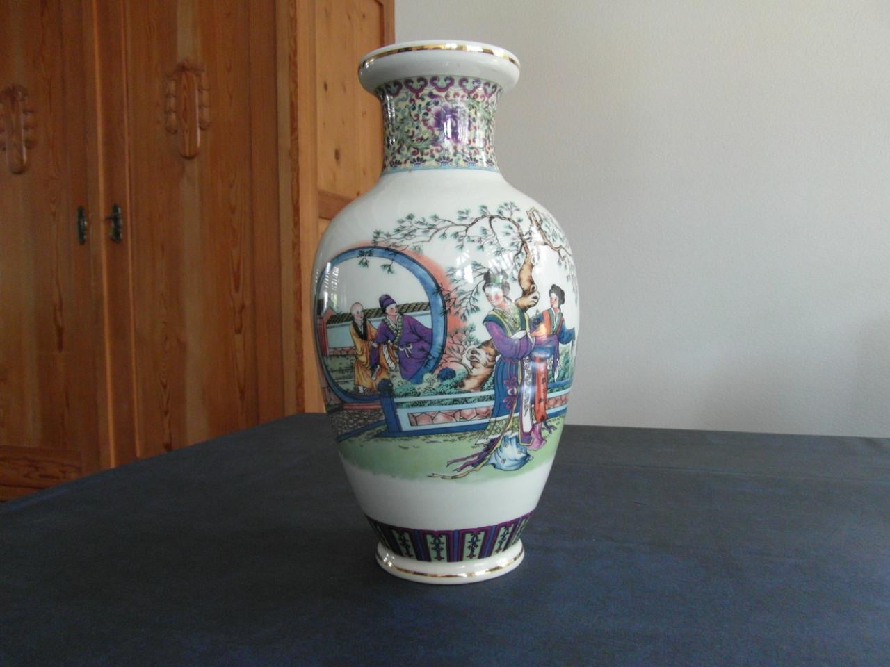 Chinese vaas. Hoog 27 cm.