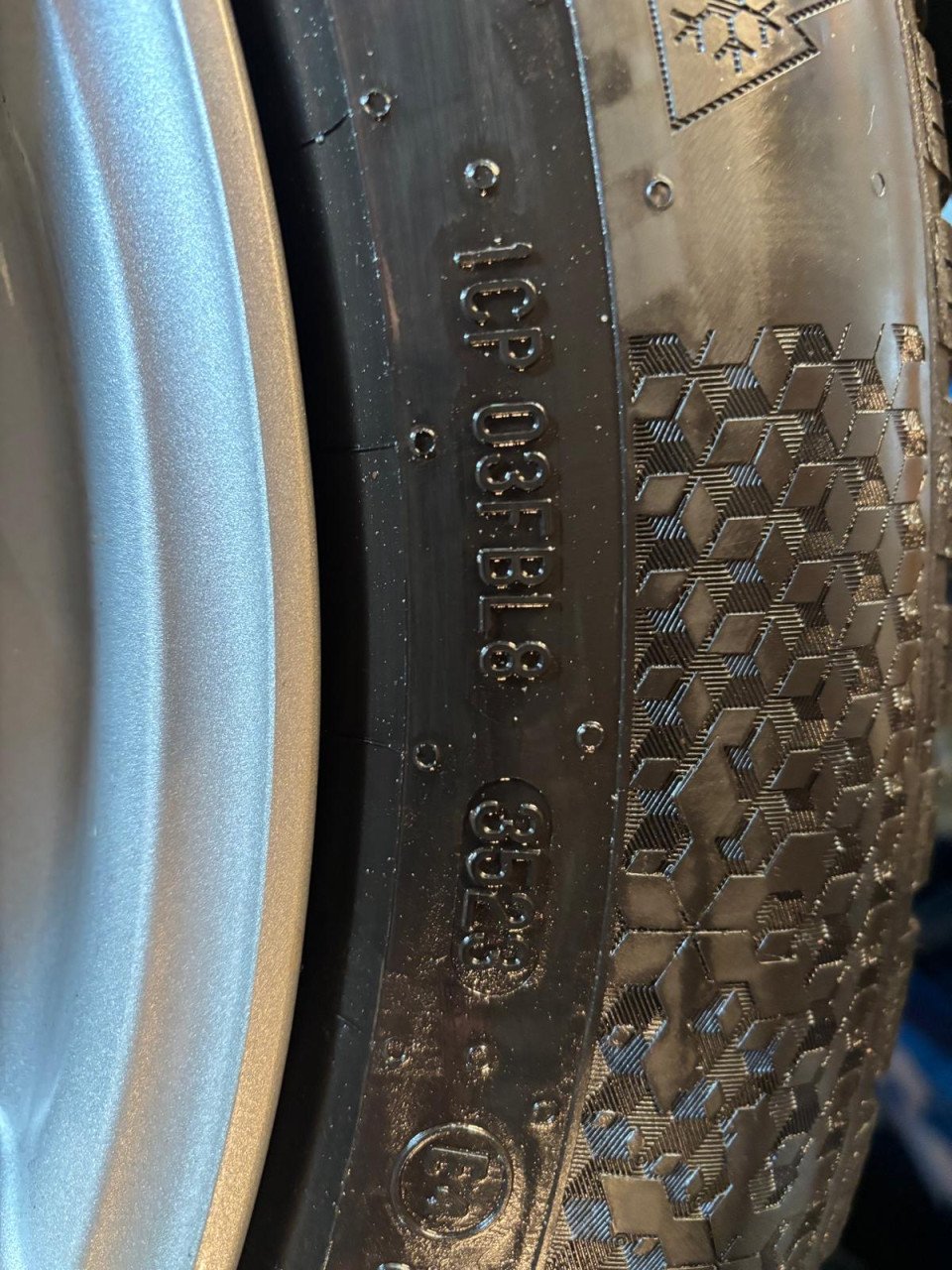 235/55/R18 H winterbanden met 18 inch velgen