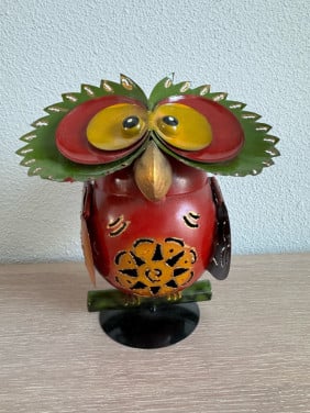 Handgemaakte, kleurrijke uil van gerecycled blik