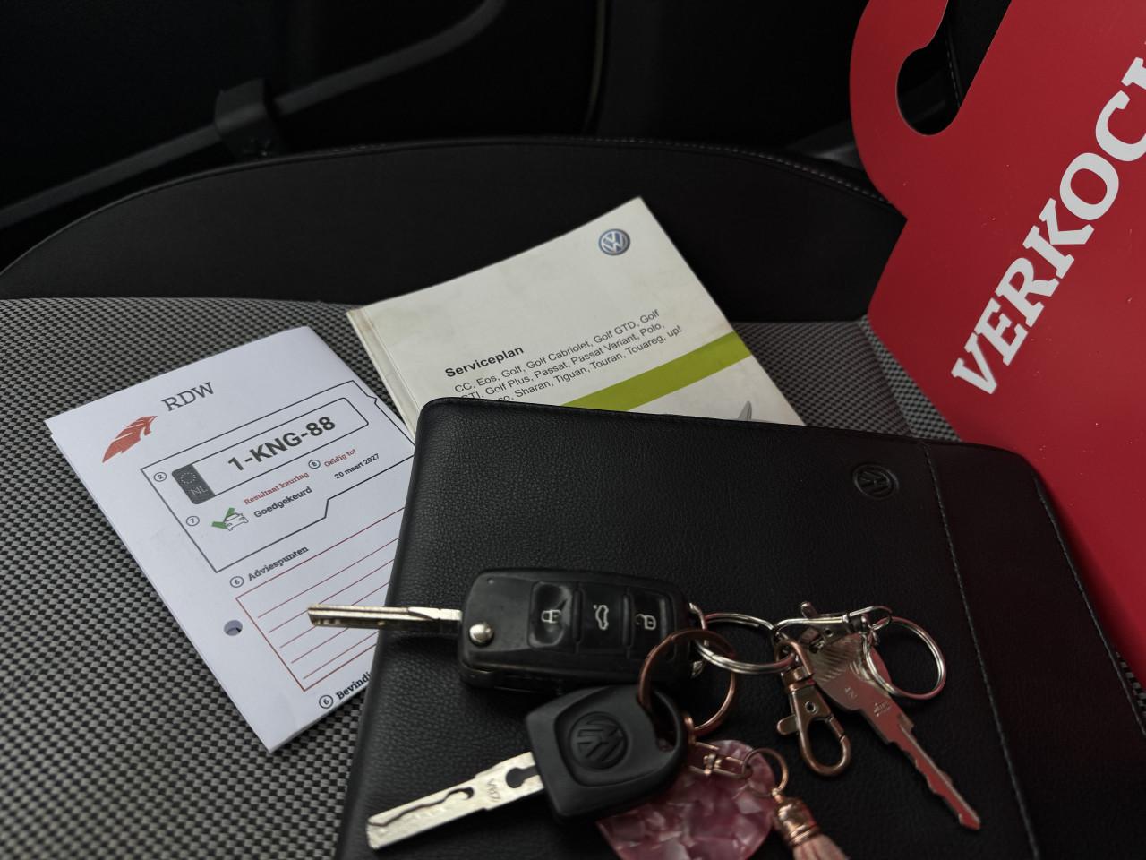 Volkswagen 1.0 High up! Bluemotion white edition