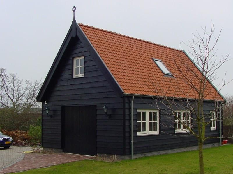 Gewolmaniseerde zwarte potdekselplank 25x275. 500 of 600cm. €8,35 p/m1.