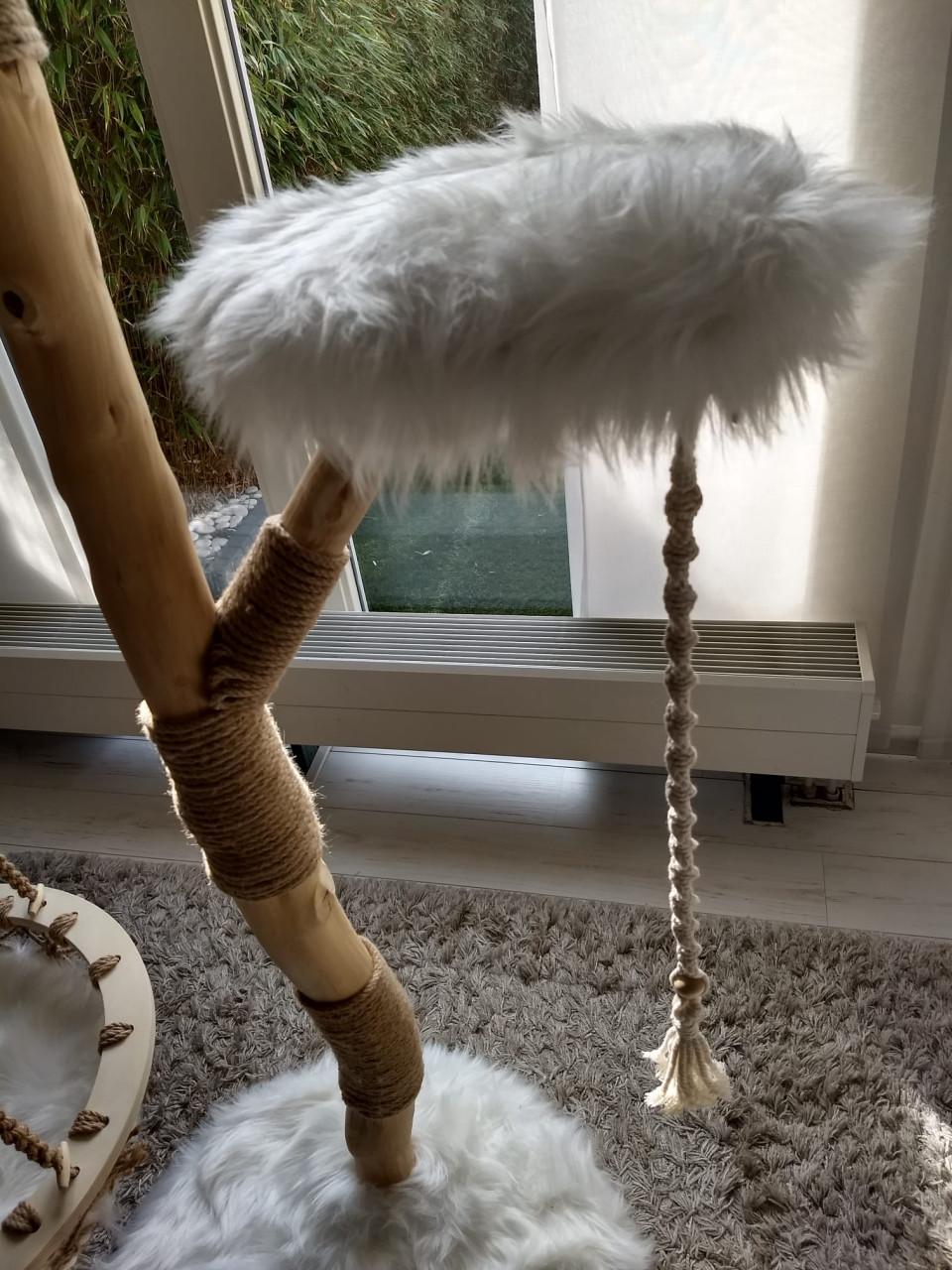 Klimboom (krabpaal) met natuurlijke houten stammen