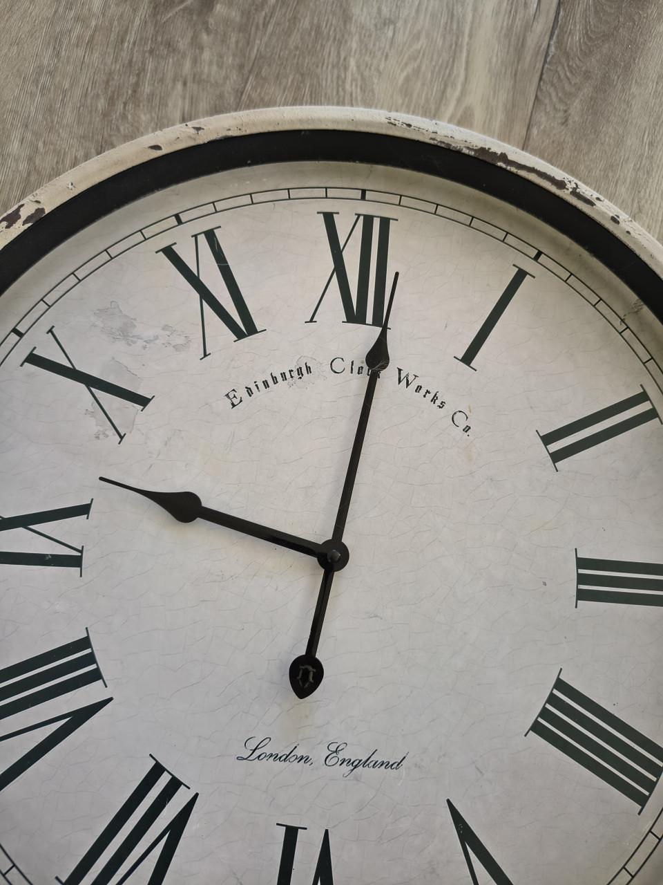 Prachtige, grote wandklok met Romeinse cijfers. Xenos klok.
