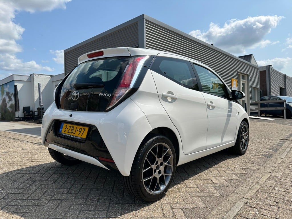 Toyota Aygo 1.0 vvt-i x-play camera lm velgen 2e eigenaar
