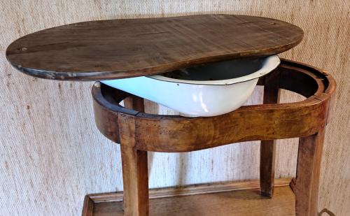 Bijzonder antiek bijzet tafeltje met een verstopt bidetje.