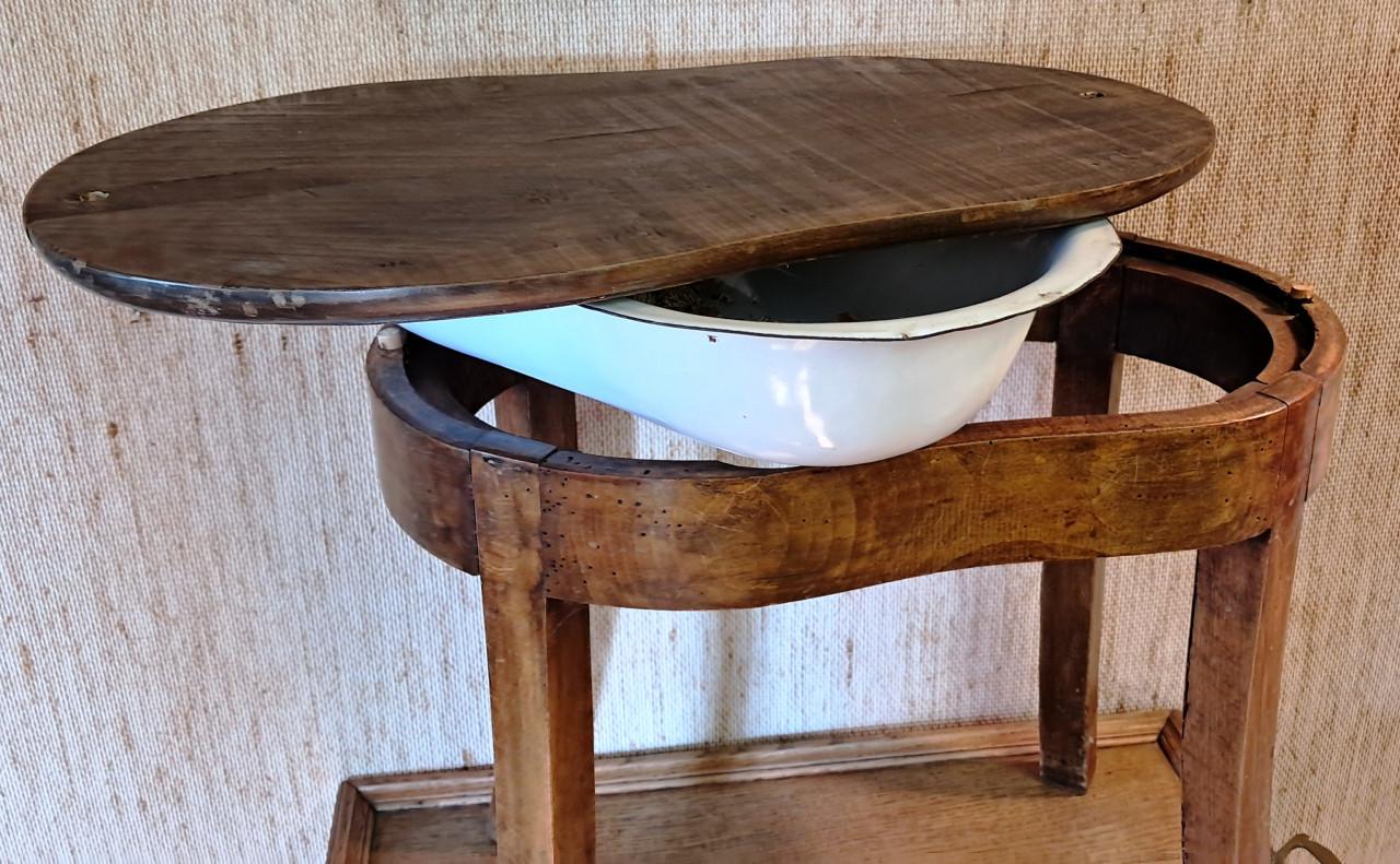 Bijzonder antiek bijzet tafeltje met een verstopt bidetje.
