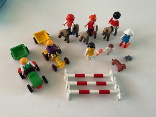 Playmobil. Klein.    3 paardjes, 2 traktortjes. 8 poppetjes en diertjes.