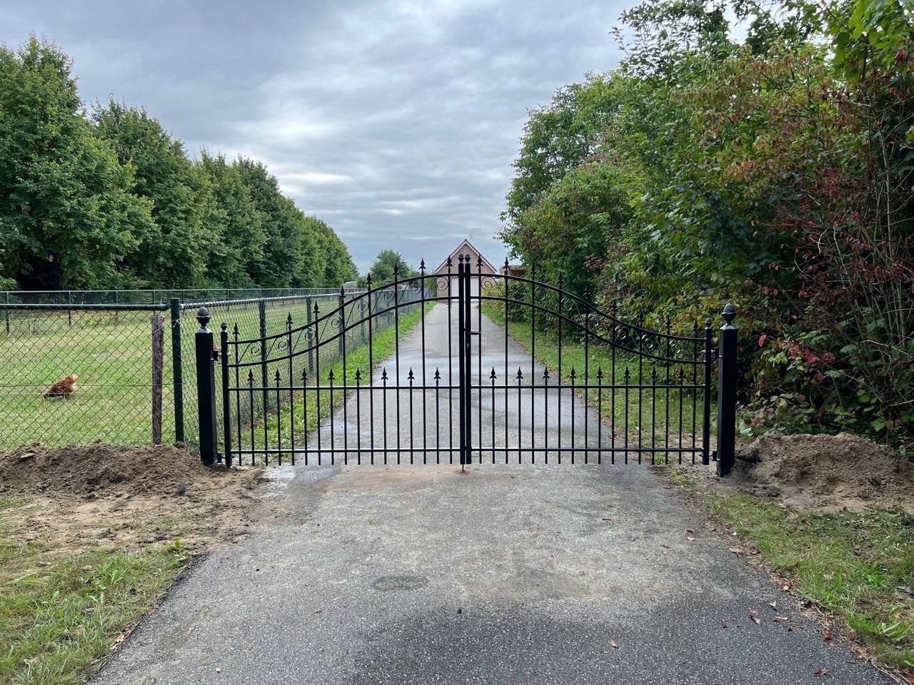 Direct uit voorraad leverbaar. Inrijpoort 400 cm breed nu slechts € 2550,00