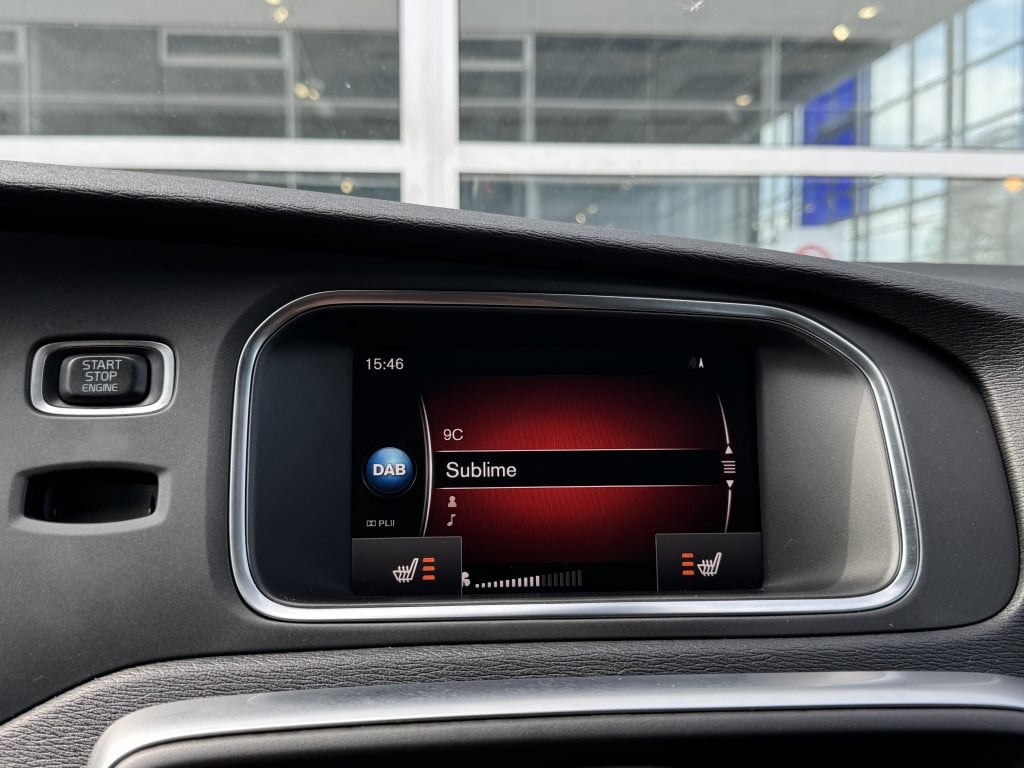 Volvo V40 t3 153pk polar+ sport| panodak| trekhaak| camera| h&k sound