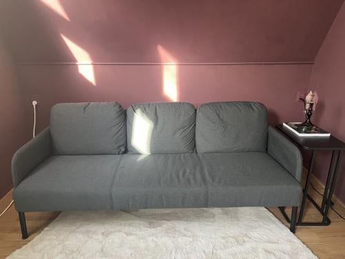 Zo goed als nieuwe grijze 3-zits bank met chaise longue te koop!