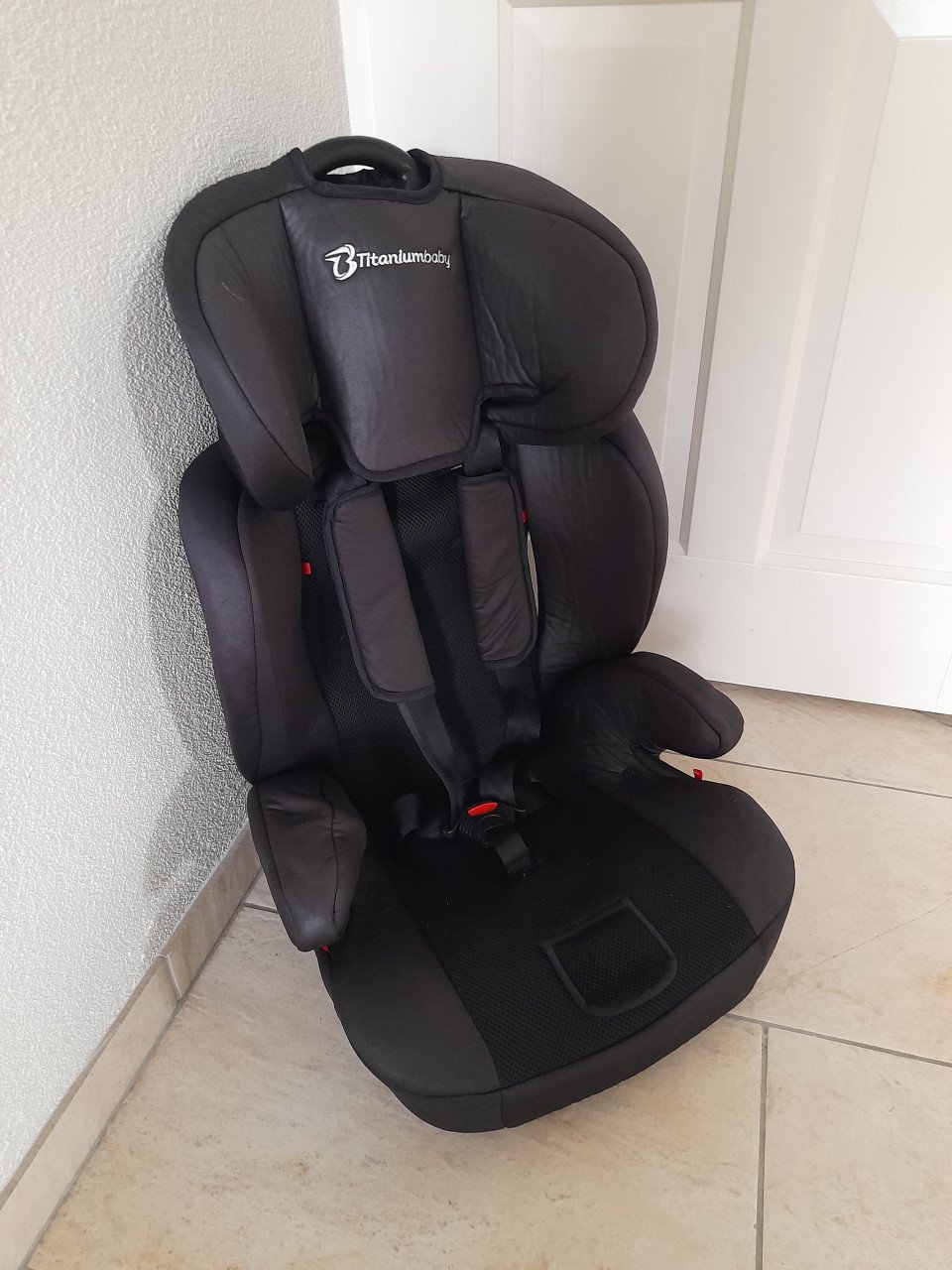 Titaniumbaby autostoel  9 / 36 kg (in goede staat )
