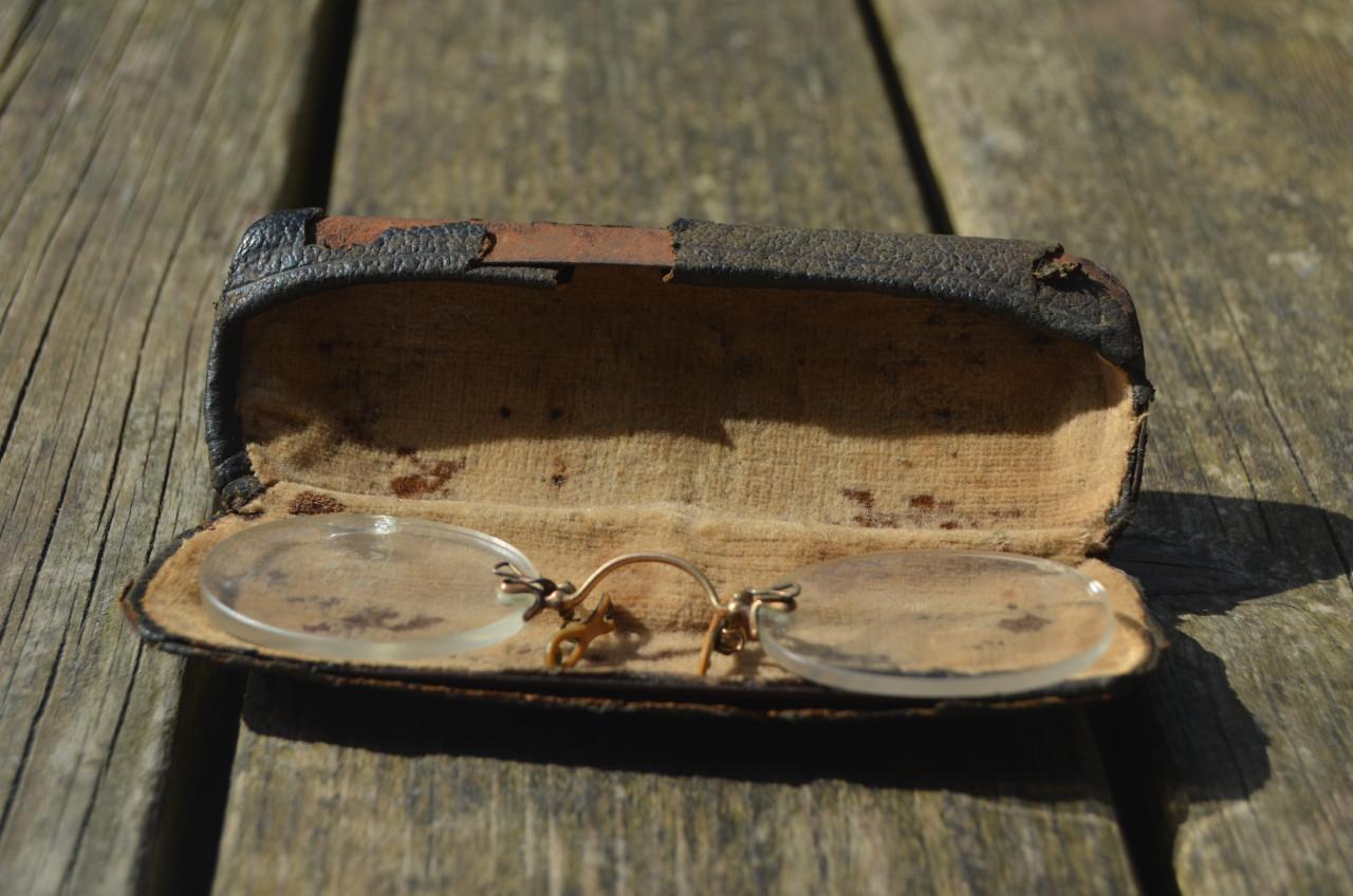 Antiek brilletje 'pince-nez' + etui in matige staat.
