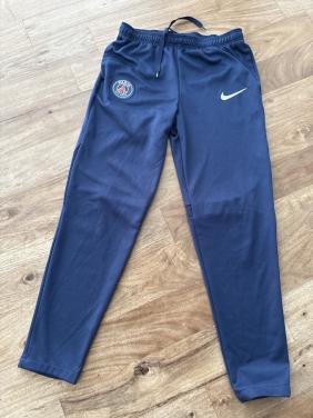 Sportbroek van Nike maat 116-122.