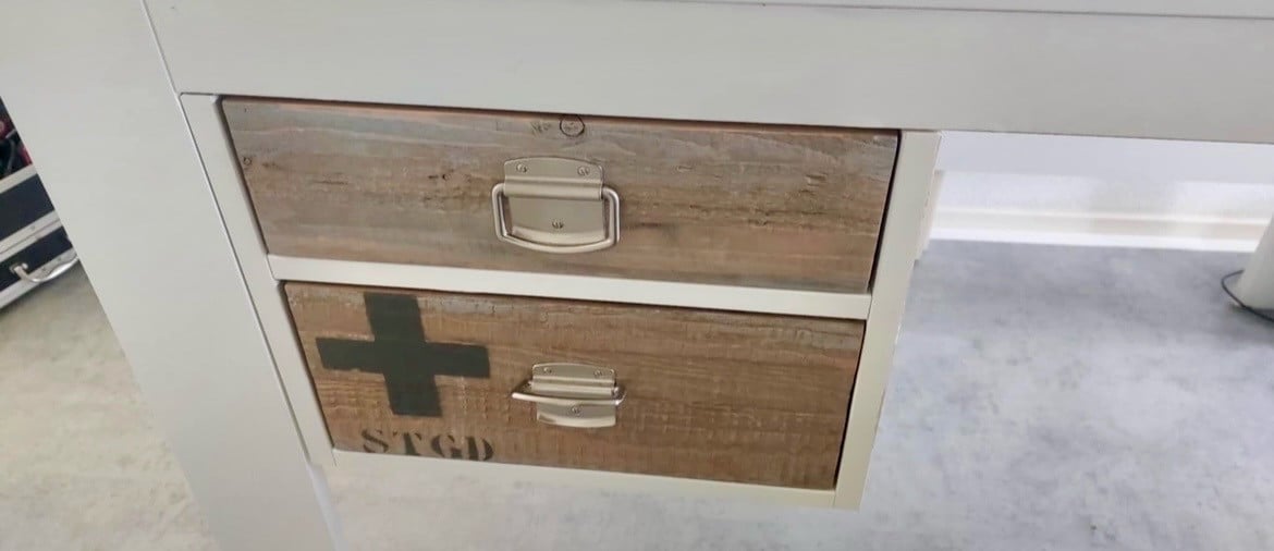 Kinderkamer: bed, nachtkastje, ophang plank en bureau