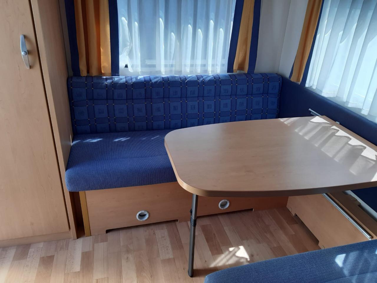 Zeer goed onderhouden en complete KNAUS 420QD Sudwind caravan te koop.