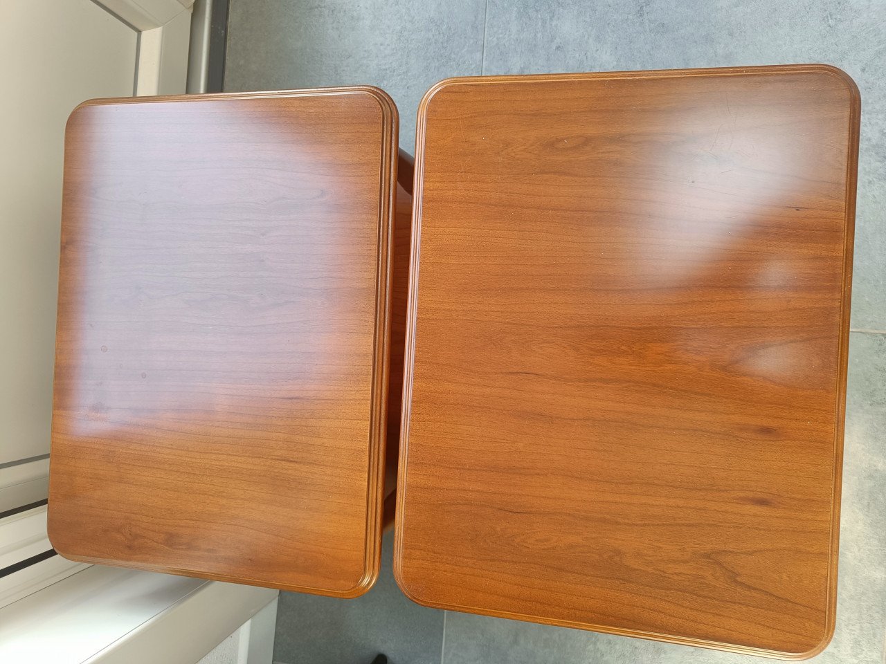 2 kersenhouten bijzettafeltjes