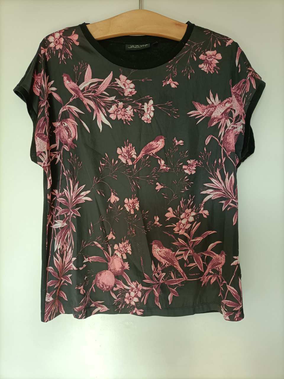 Shirt met korte mouw. Voor zijde gladde stof, zwart met roze print.