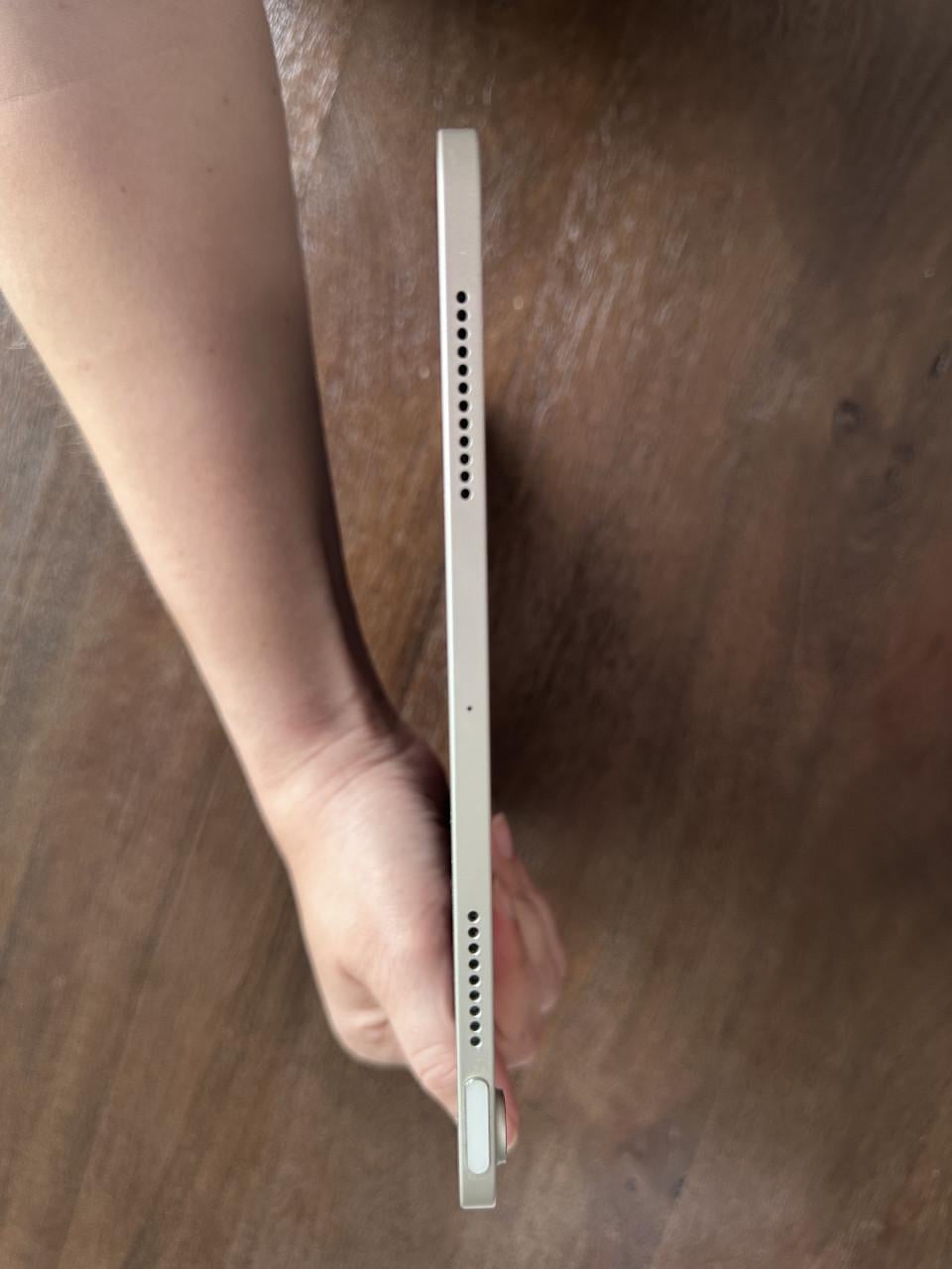 Nieuwstaat Apple iPad Air (5e generatie) Wi-Fi 256GB starlight