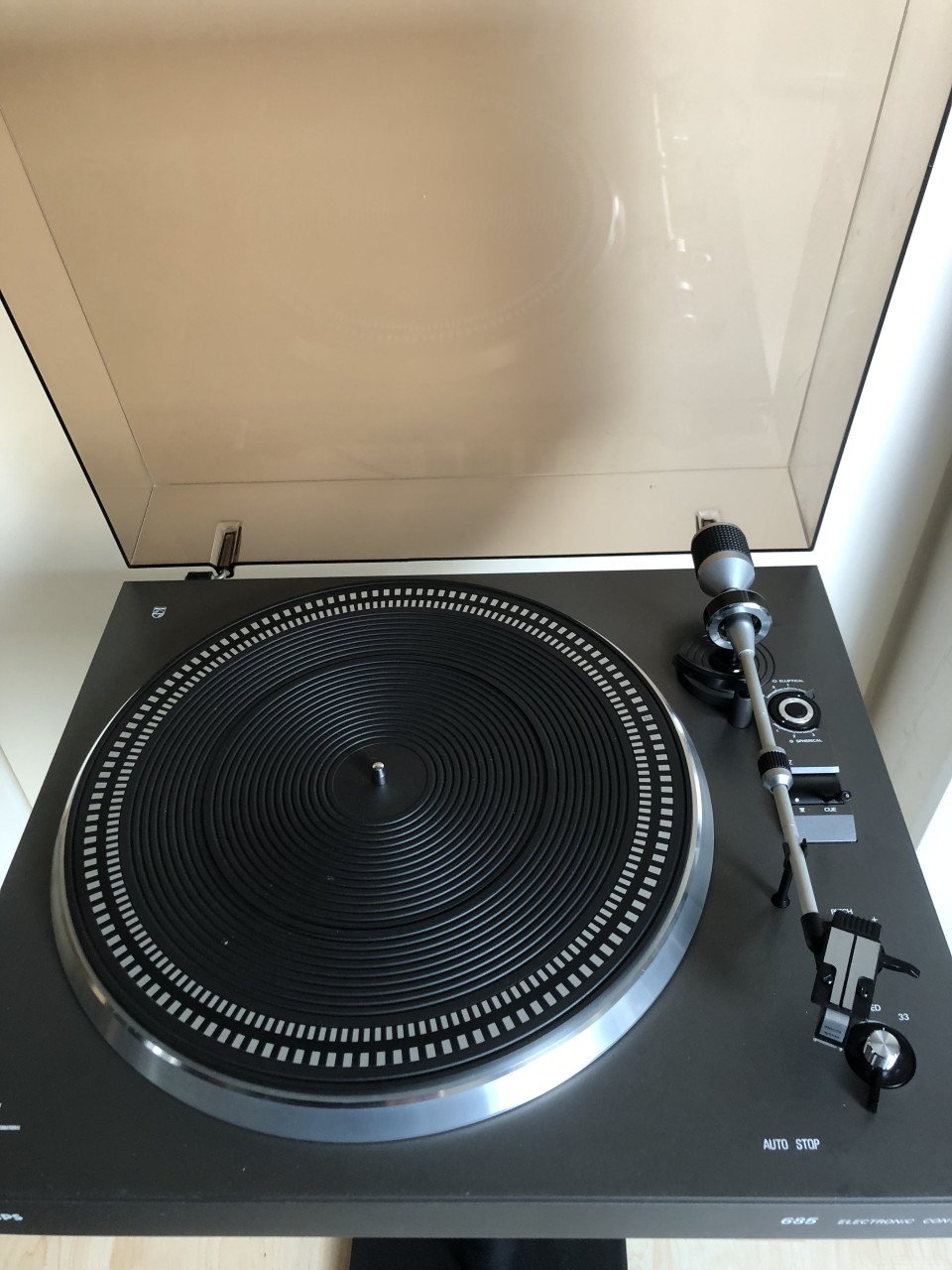 Philips platenspeler 685 met nieuwe naald en snaar.